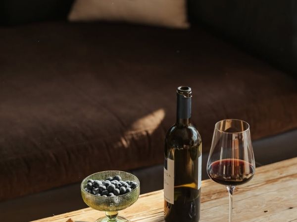 D e i n ​ ​ ​ G l a s ​ ​ ​ ​ e r z ä h l t ​ ​ ​ 🍷 von den Geschichten und Abenteuern Deines Urlaubs. Erdige Düfte tra...