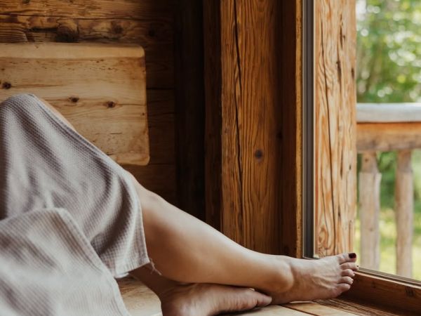 E r s t e ​ ​ ​ ​ R e i h e ​ ​ ​ ​ f u ß f r e i Einmal ganz vorne sitzen 🙏🏼 In der Sauna. Und doch fast draußen 