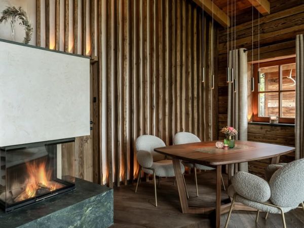 M i t t e n d r i n 📍 Am Tisch – hier spielt das Leben! Da, wo diskutiert, gelacht, geschwiegen und genossen wird. W...