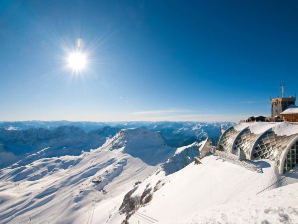 H o c h ​ ​ h i n a u s ​ ⛰️ Mit jedem Meter, den die Zugspitzbahn emporsteigt, bleibt ein Stück Alltag zurück. Der Bli...
