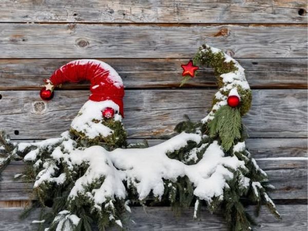 A d v e n t b e s u c h e r Zugegeben – unsere Chaletdorf-Wichtel sehen in echt ein bisschen anders aus 😄 Keine roten Z...