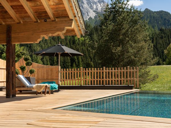 laposch-chalet-mit-pool-berge.jpg