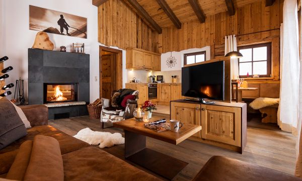 laposch-luxuslodge-wohnzimmer-kamin-tirol.jpg